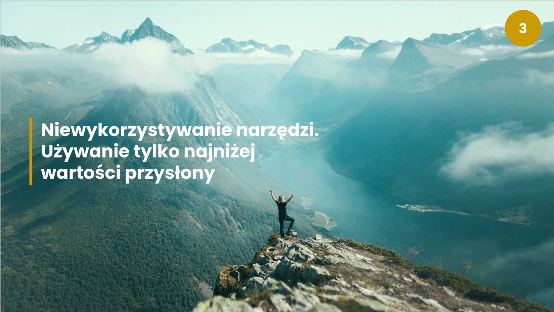 Kobieta na szczycie góry nad fiordem z rozłożonymi rękami — przykład wykorzystania przysłony do głębi ostrości w fotografii krajobrazowej