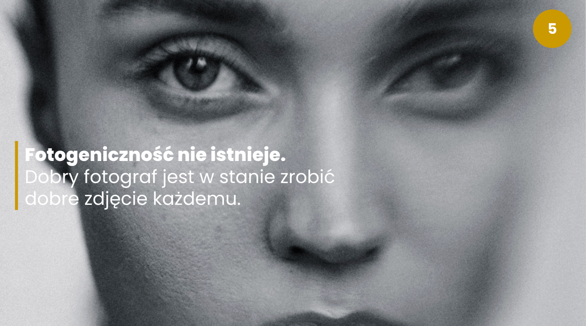 Czarno-biały portret zbliżeniowy kobiety — ilustracja do tezy, że fotogeniczność nie istnieje, a dobry fotograf zrobi udane zdjęcie każdej osobie